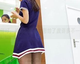 泳衣勒得刚刚好，爱丝的最新美图给了我许多不一样的想法。