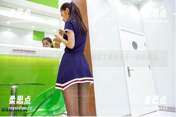 泳衣勒得刚刚好，爱丝的最新美图给了我许多不一样的想法。-柔思点