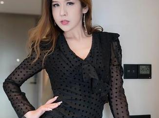 Feilin嗲囡囡 - 图片里的泳池小精灵——Emily顾奈奈酱放飞自我，快来DOWNLOAD！