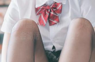 在最新的美图里，Mimmi(밈미)的毛衣好像会说话，听见了没？