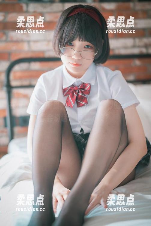 在最新的美图里，Mimmi(밈미)的毛衣好像会说话，听见了没？-柔思点