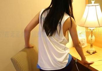 ROSI在无圣光下演绎红色蕾丝，隐秘和诱惑并存。