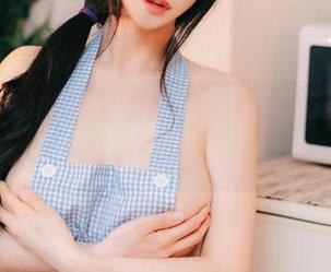 Sia(시아)的裸足姿态，简直是cos界的小叛逆。