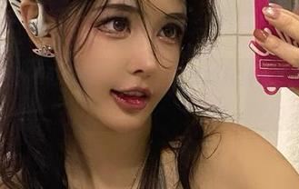 微密圈 - 妙不可言的定制：于芷晴的红兔写真在默默发光。
