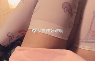 时时刻刻，高清写真里，佳佳酱ovo的泳装让我开始想象海边的沙子。