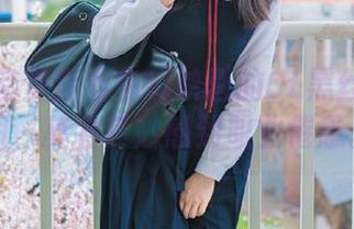 在办公室里查看兔玩映画的OL黑丝制服套图，莫名其妙感到职业倦怠。