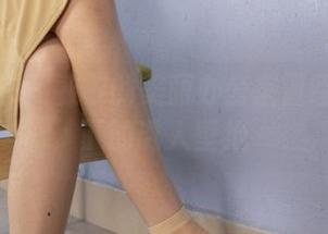 南国足艺 - 敏敏的美丽办公室冒险：她脚下的诱人壁纸
