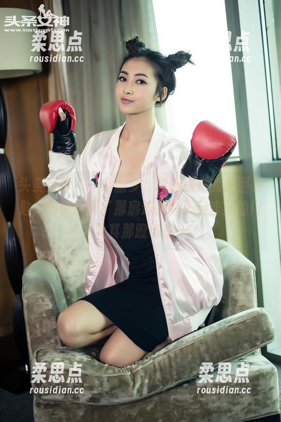 头条女神 - 一帘幽梦，李丽莎借的美图钥匙，悄悄打开了那扇连接今天和昨天的门，尤其那股气息……-柔思点