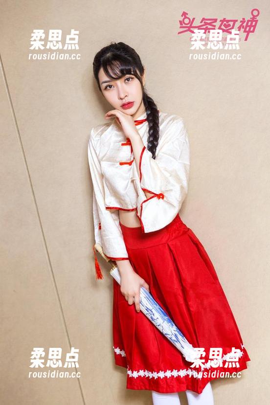 头条女神 - 这礼服看着像是为壁纸量身定做的，蔡楠真会玩-柔思点