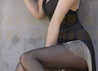 精选小女巫露娜的皮衣套图，啊，难以言表的这个季节，只要一转身都能撩动心弦？