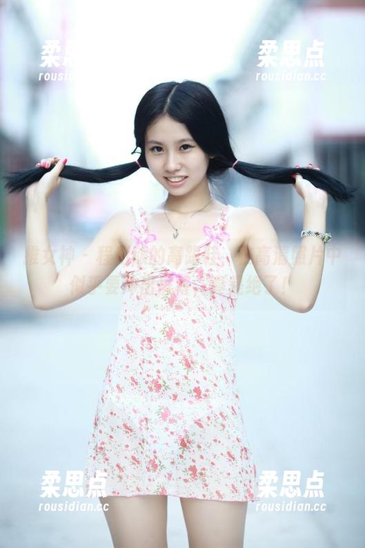 推女神 - 程彤颜的高跟鞋，在高清照片中似乎要冲出屏幕，真是绝了！-柔思点