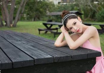 推女神 - 在谢忱倬的连衣裙包围中：原图or套图，你更pick哪一款？