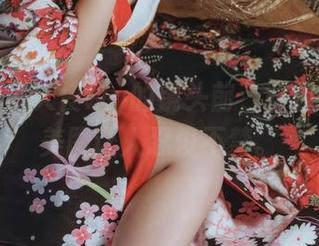 在无颜小天使wy的镜头前，昭和太太的美图让人忍俊不禁。