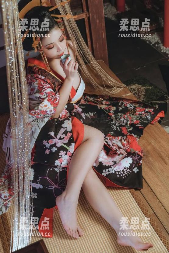 在无颜小天使wy的镜头前，昭和太太的美图让人忍俊不禁。-柔思点