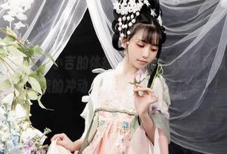 下载这组爆机少女喵小吉的体操服写真，感受那种似乎随时想做一个翻滚的冲动，哈哈哈——卷起来了！
