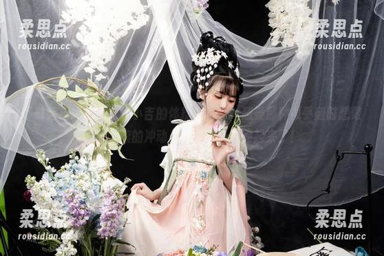 下载这组爆机少女喵小吉的体操服写真，感受那种似乎随时想做一个翻滚的冲动，哈哈哈——卷起来了！-柔思点