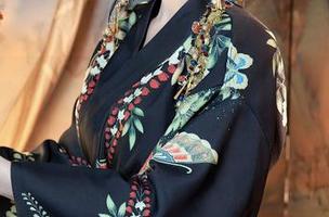 秀人网 - 从泳池边缘窥探：徐微微mia的原图与作品集