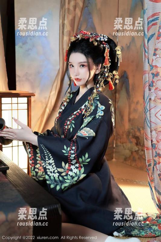 秀人网 - 从泳池边缘窥探：徐微微mia的原图与作品集-柔思点