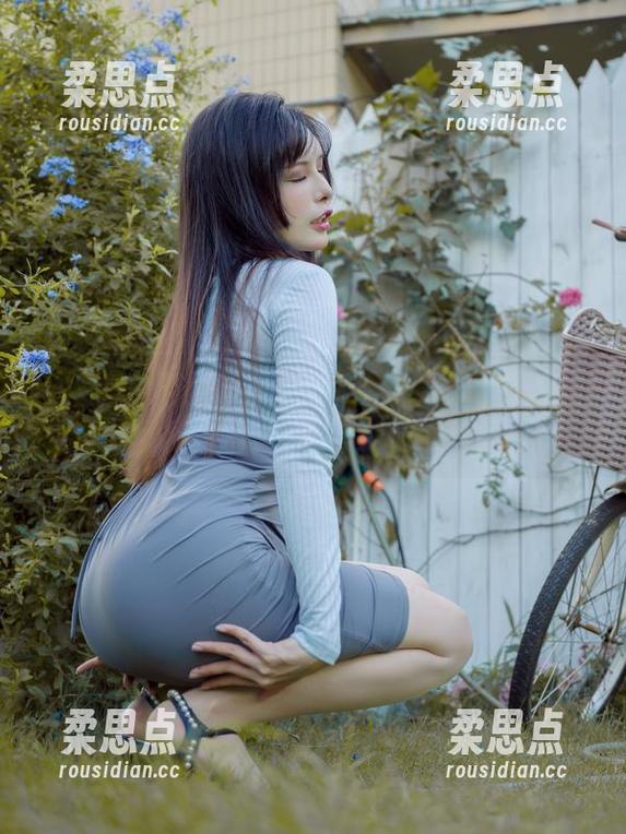 一套短裙写真让“秋和柯基”帅气值爆表，壁纸真香！-柔思点