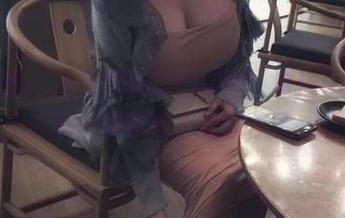 微密圈 - 看了童小芯的美图，着迷于制服之上的那一幕不知不觉就停了一会。
