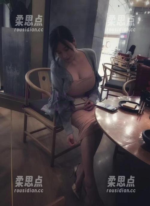微密圈 - 看了童小芯的美图，着迷于制服之上的那一幕不知不觉就停了一会。-柔思点