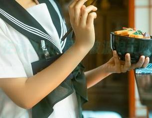 蠢沫沫在泳池的原图，被波浪亲吻过的写真