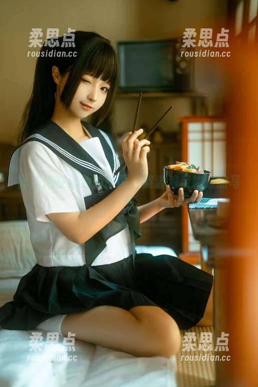 蠢沫沫在泳池的原图，被波浪亲吻过的写真-柔思点