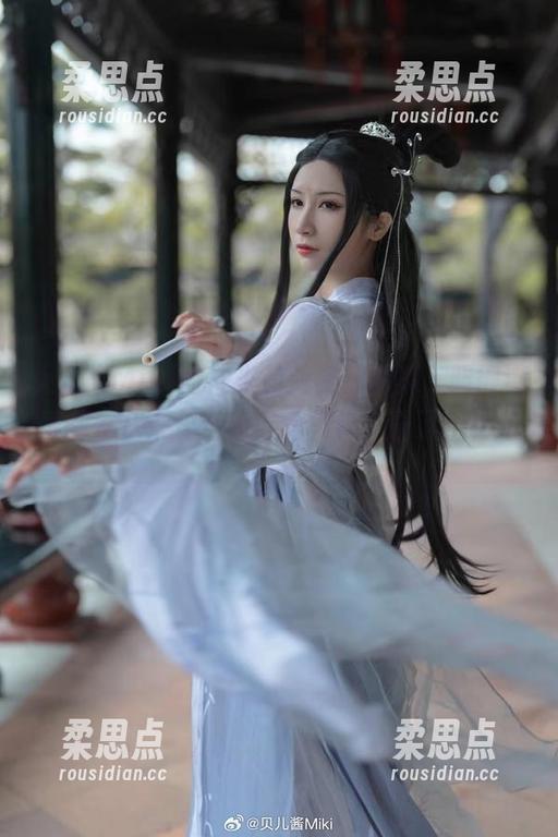贝儿酱Miki的艾米莉亚资源图集，照得满屏都是从未见过的可爱模样，酸了，哈哈。-柔思点