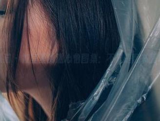 轰趴猫 - 教室里的温心怡图集：不只是翻书和写字