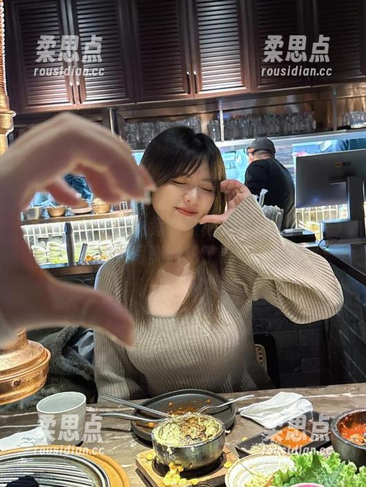 我究竟怎么了？竟然被闪月半的全套美脚写真圈粉了。-柔思点
