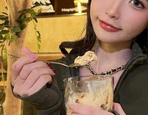 微密圈 - 最新图册：在泳装里，陈妮妮UNI明明是游泳健将，偏偏又想当沙滩美少女！