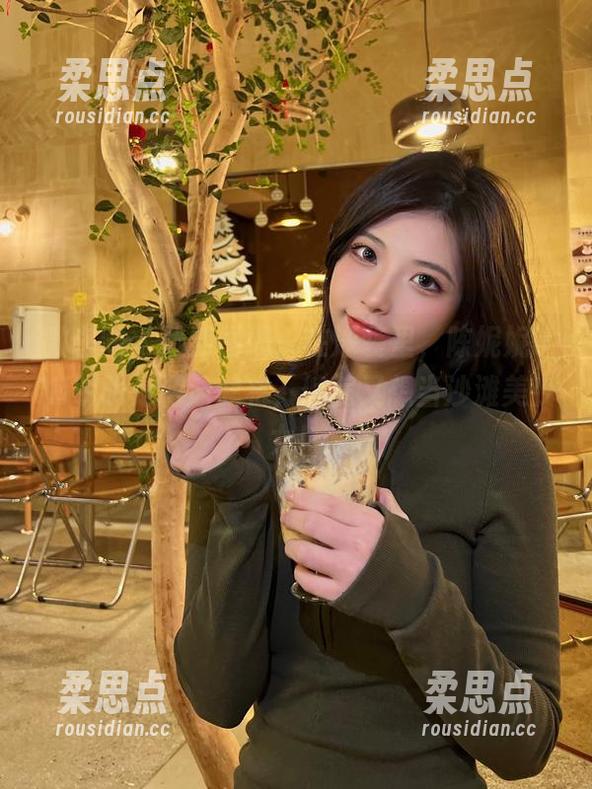 微密圈 - 最新图册：在泳装里，陈妮妮UNI明明是游泳健将，偏偏又想当沙滩美少女！-柔思点