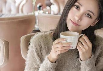 青豆客 - Ann尤美的办公室：一边忙着工作，一边悄悄更新我的写真（套图）