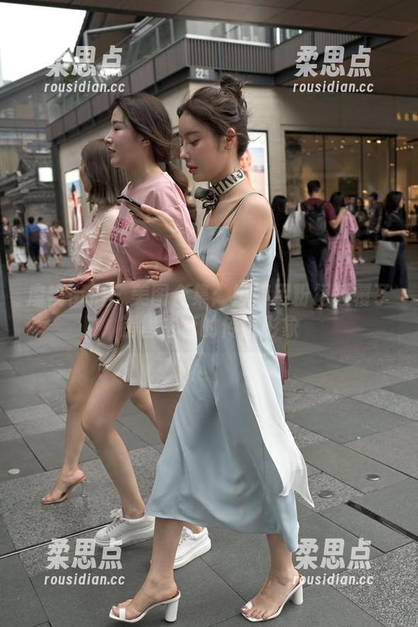 魔镜街拍 - 美图合集:婷婷用粉裙颠覆了销售主管的传统形象-柔思点 魔镜街拍 - 美图合集:婷婷用粉裙颠覆了销售主管的传统形象-柔思点