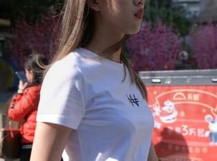 魔镜街拍 - 玲玲在摇摇晃晃的车展中翻车，结果出了一本街拍资源集！