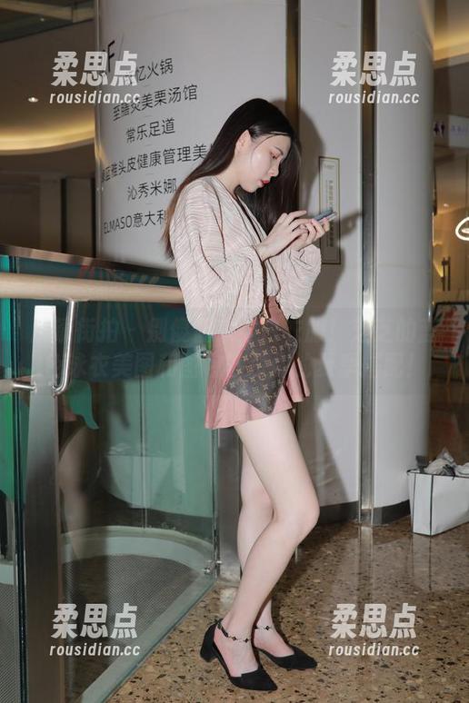 魔镜街拍 - 别傻傻只穿白衣服!芝芝的蓝色泳衣美图和图包秒杀你的夏季搭配!-柔思点 魔镜街拍 - 别傻傻只穿白衣服!芝芝的蓝色泳衣美图和图包秒杀你的夏季搭配!-柔思点