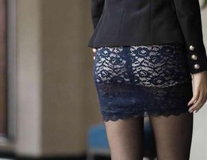 魔镜街拍精选：穿上紧身牛仔热裤，你的智商会跌到地板吗？